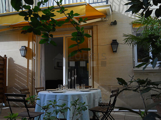 Terrasse équipée de table à manger, 6 chaise(s)