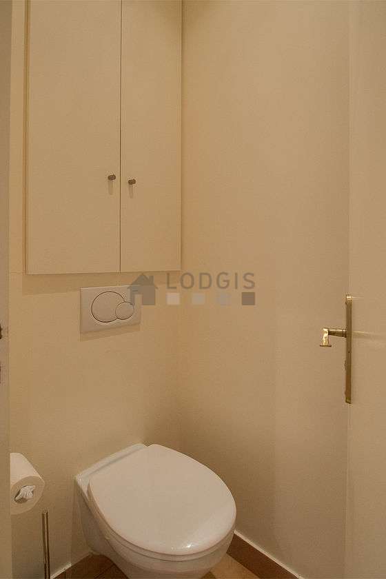 Toilettes indépendantes de la salle d'eau