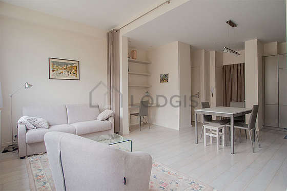 Large living room of 32m² with woodenfloor