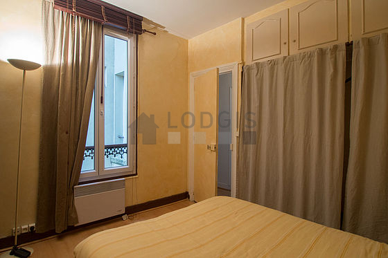 Chambre de 10m² avec du parquet au sol