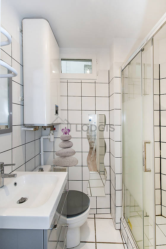 Bathroom equipped with bath towels