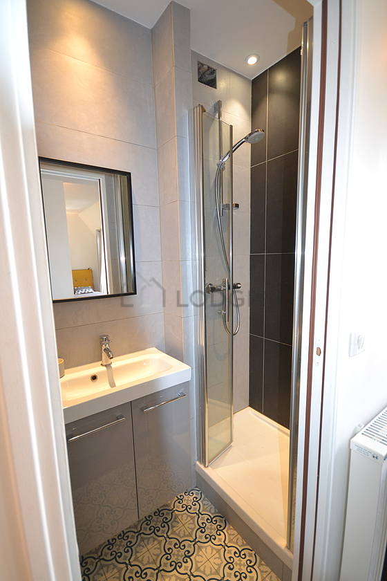 Agréable salle de bain claire avec du carrelage au sol