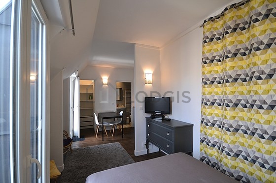 Salon de 19m² avec du parquet au sol