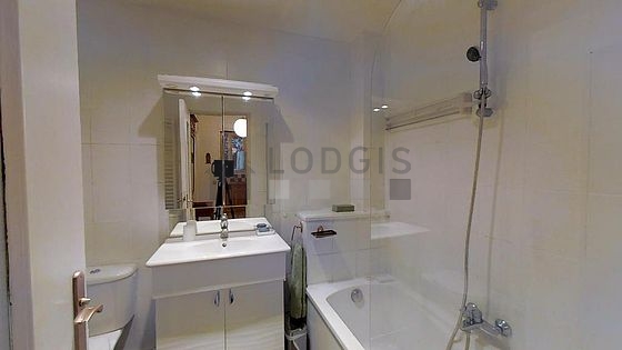 Belle salle de bain avec du carrelage au sol