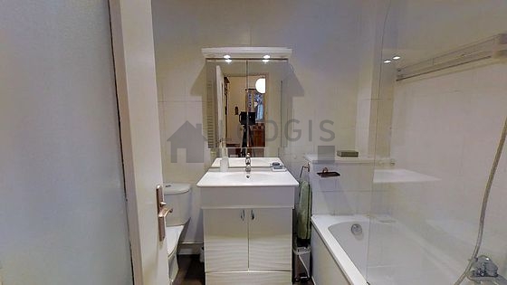 Salle de bain équipée de lave linge, sèche linge, serviettes de bain