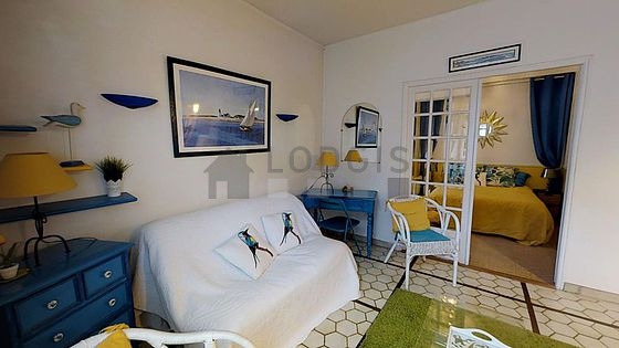 Salon de 16m² avec du carrelage au sol