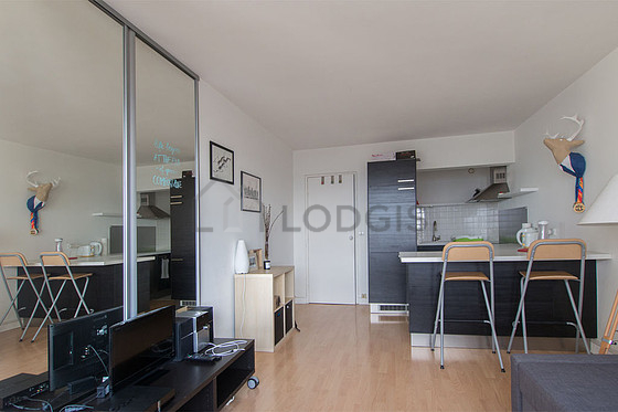 Living room of 15m² with wooden floor
