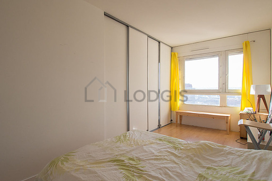 Chambre donnant sur rue