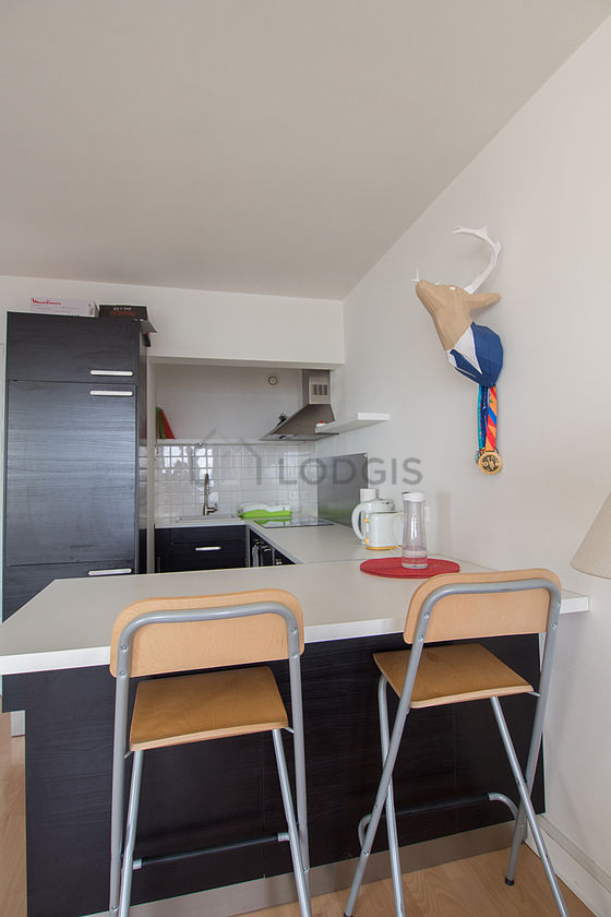 Cuisine dînatoire pour 3 personne(s) équipée de lave vaisselle, plaques de cuisson, réfrigerateur, hotte