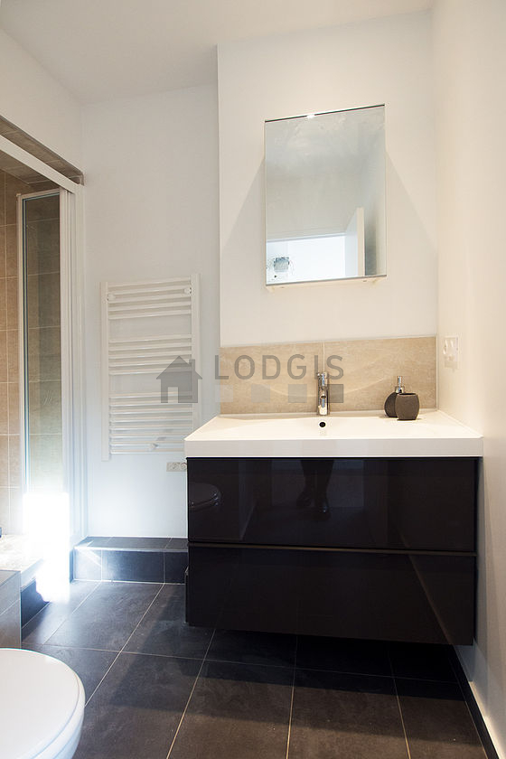 Agréable salle de bain avec du parquet au sol