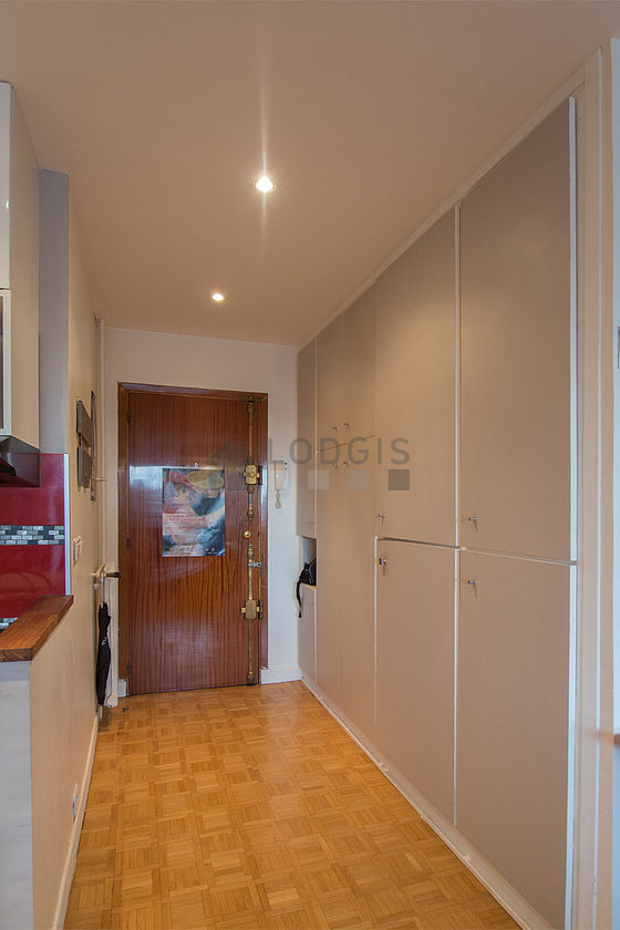 Belle entrée avec du parquet au sol