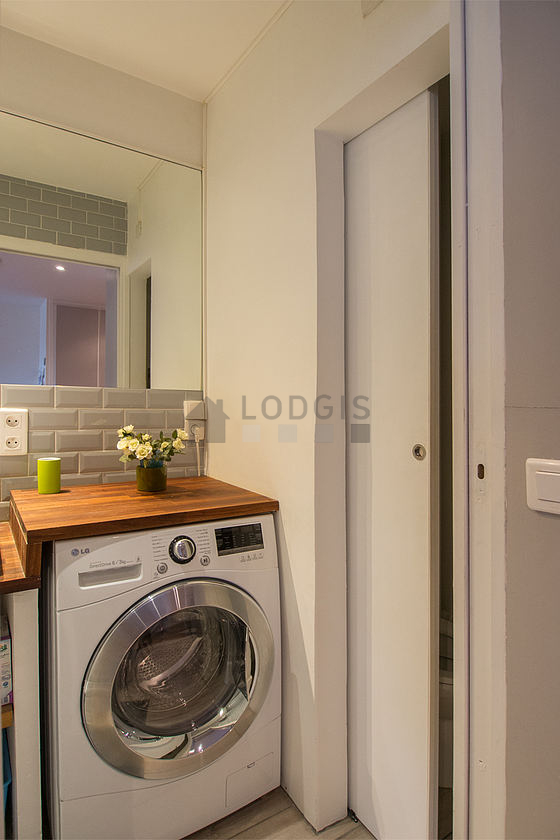 Salle de bain équipée de lave linge, sèche linge, serviettes de bain