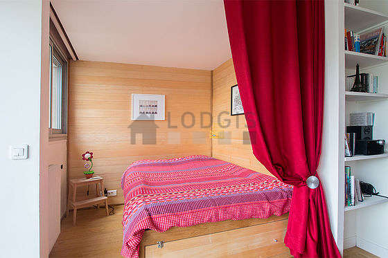 Very quiet and bright alcove equipped with 1 bed(s) of 140cm, cupboard, bedside table