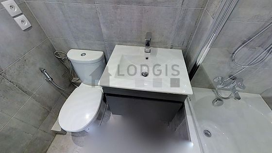 Salle de bain équipée de placard
