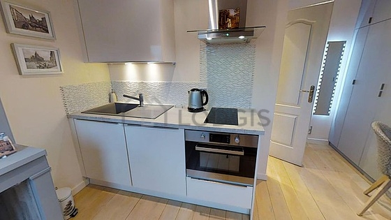 Great kitchen of 2m² with wooden floor