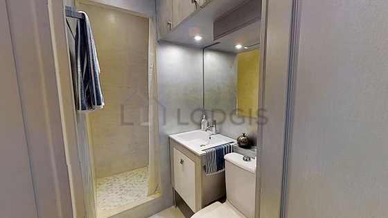 Agréable salle de bain avec du carrelage au sol