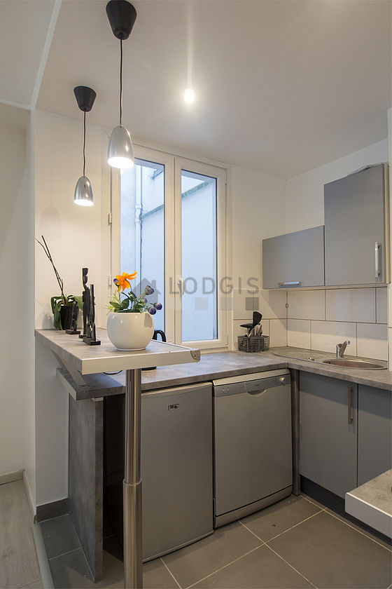 Belle cuisine de 4m² avec du carrelage au sol