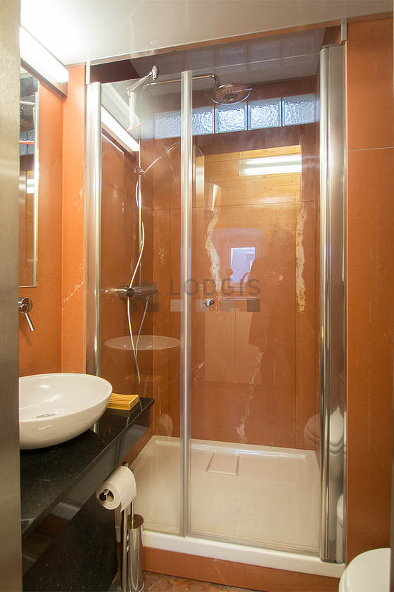 Salle de bain équipée de serviettes de bain