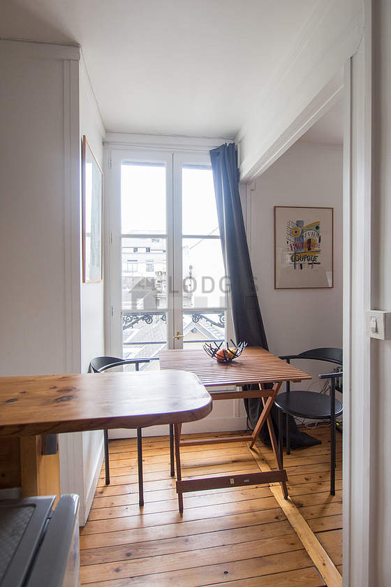 Belle cuisine de 6m² avec du parquet au sol