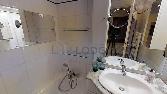 Bathroom equipped with bath towels