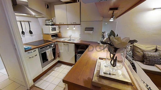 Cuisine équipée de lave linge, hotte, vaisselle