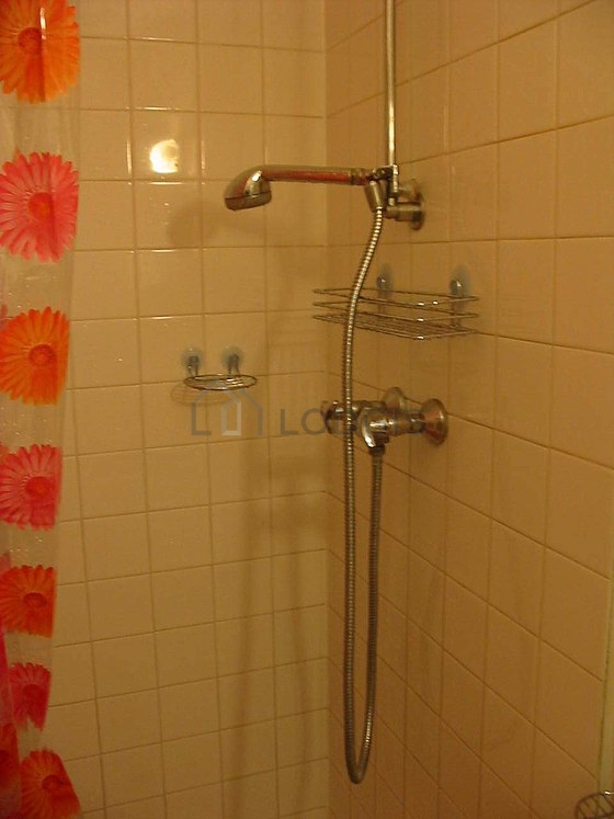 Salle de bain équipée de serviettes de bain