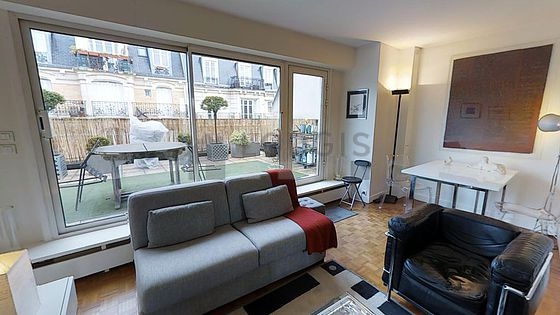 Large living room of 22m² with wooden floor