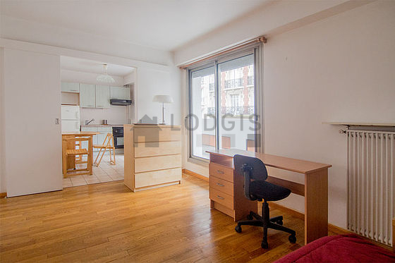 Living room of 14m² with wooden floor
