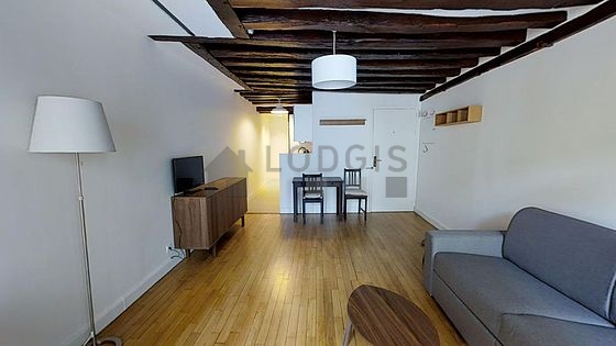 Large living room of 23m² with wooden floor