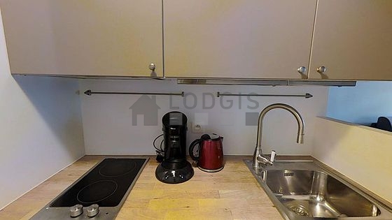 Cuisine équipée de lave vaisselle, plaques de cuisson, réfrigerateur, freezer