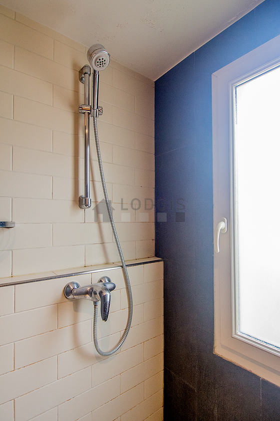 Salle de bain équipée de serviettes de bain