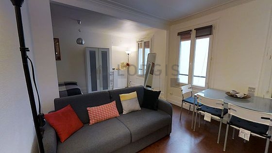 Séjour très calme équipé de 1 lit(s) de 140cm, télé, penderie, 4 chaise(s)