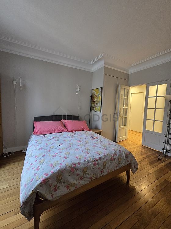 Chambre avec fenêtres