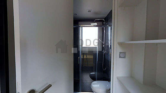 Agréable salle de bain avec fenêtres double vitrage et du carrelageau sol