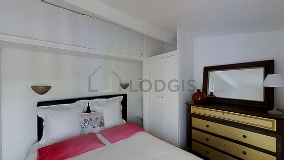 Bedroom of 10m² with wooden floor