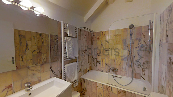 Belle salle de bain avec du carrelage au sol