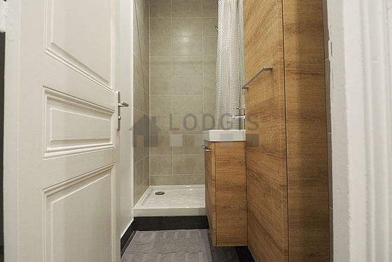 Bathroom equipped with bath towels