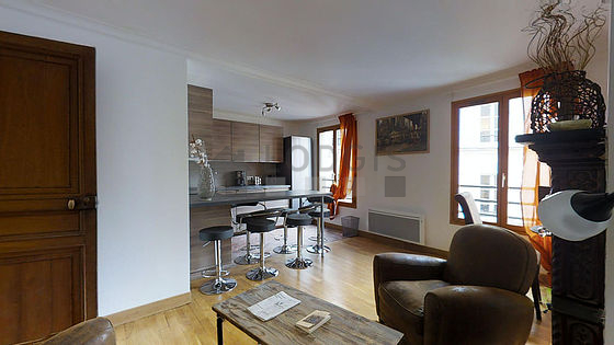 Large living room of 20m² with wooden floor