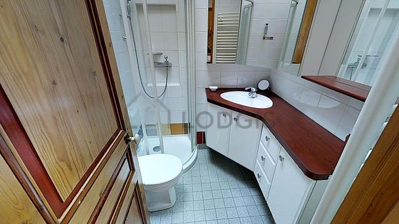 Salle de bain équipée de serviettes de bain