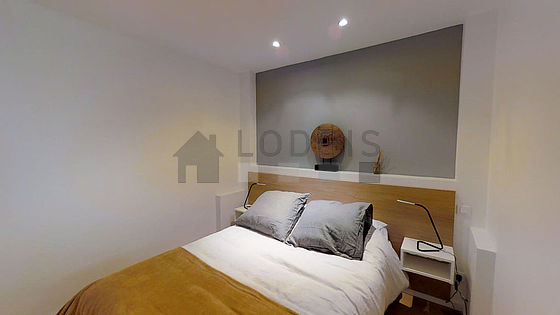 Bedroom of 10m² with wooden floor