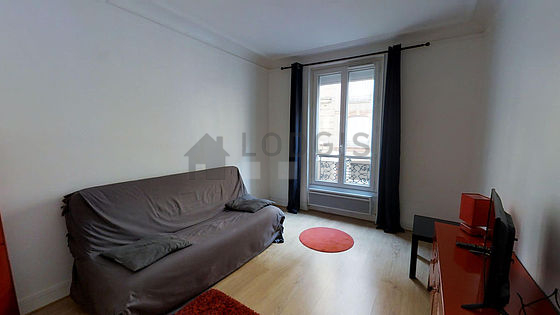 Bedroom of 10m² with wooden floor