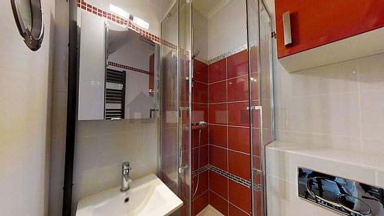 Salle de bain équipée de serviettes de bain