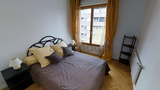 Chambre avec du parquet au sol