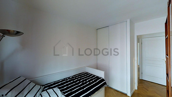 Chambre donnant sur rue