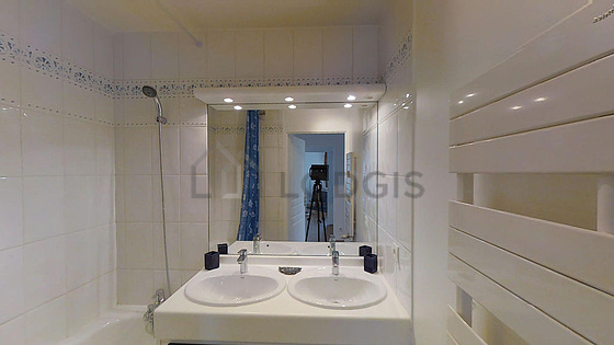 Agréable salle de bain très claire avec du carrelage au sol