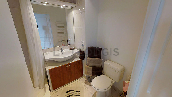 Agréable salle de bain avec du carrelage au sol