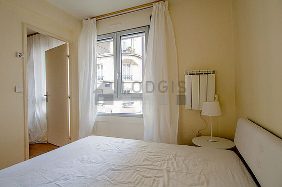 Chambre de 8m² avec du parquet au sol