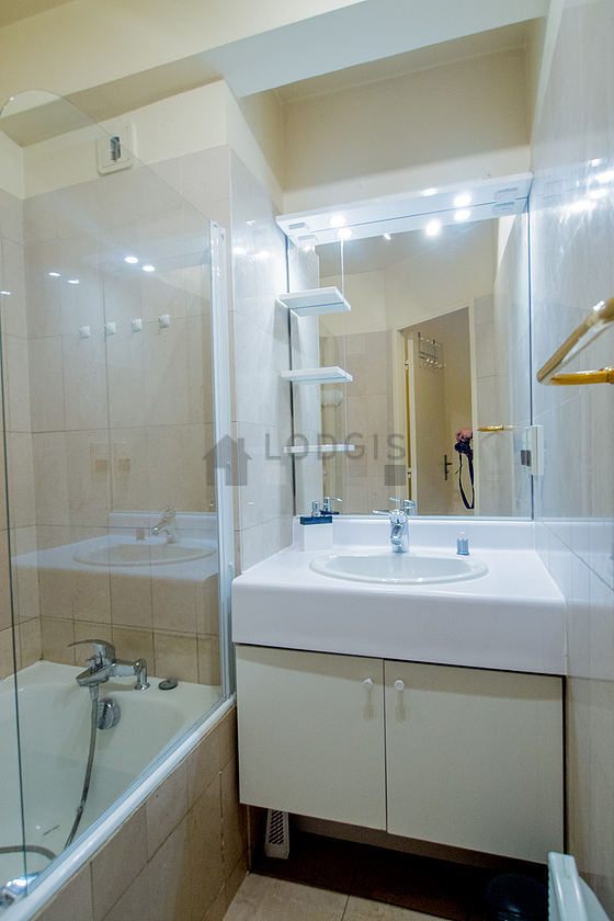 Agréable salle de bain très claire avec du carrelage au sol