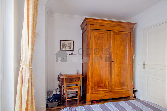 Chambre très lumineuse équipée de bureau, penderie, 1 chaise(s)