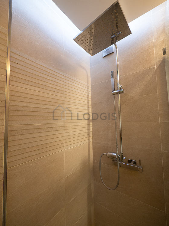 Bathroom equipped with bath towels